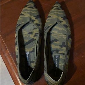 Steve Madden “Rosy” Camouflage flats. Size 8M.